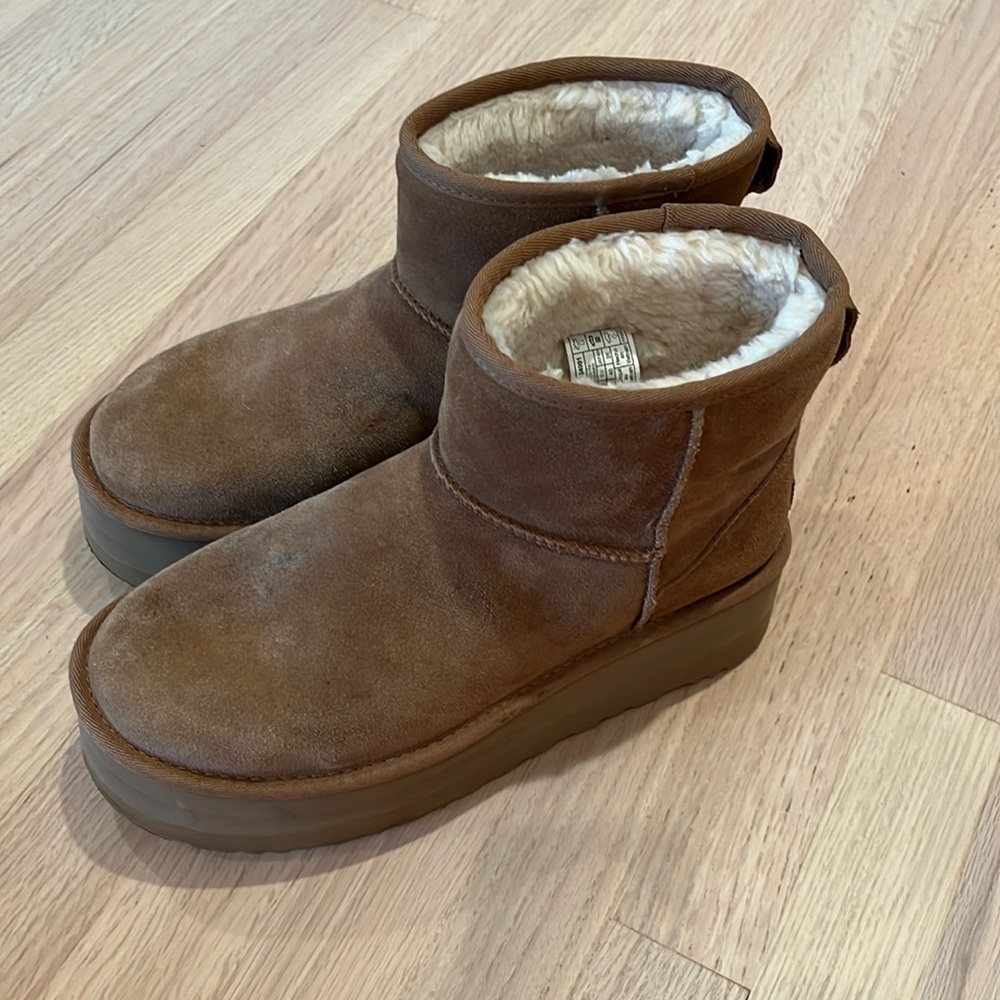 Platform uggs very good condition size 9